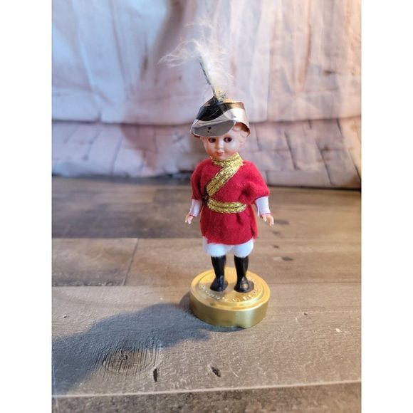 Vintage Ricardo Di Roma Italian Swiss Guard red Uniform sleep eyes doll figure - Picture 1 of 5